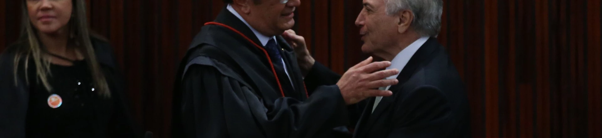 Brasília - O novo presidente do TSE, Gilmar Mendes, e o presidente interino Michel Temer (Fabio Rodrigues Pozzebom/Agência Brasil) Brasília - O novo presidente do TSE, Gilmar Mendes, e o presidente interino Michel Temer (Fabio Rodrigues Pozzebom/Agência Brasil)