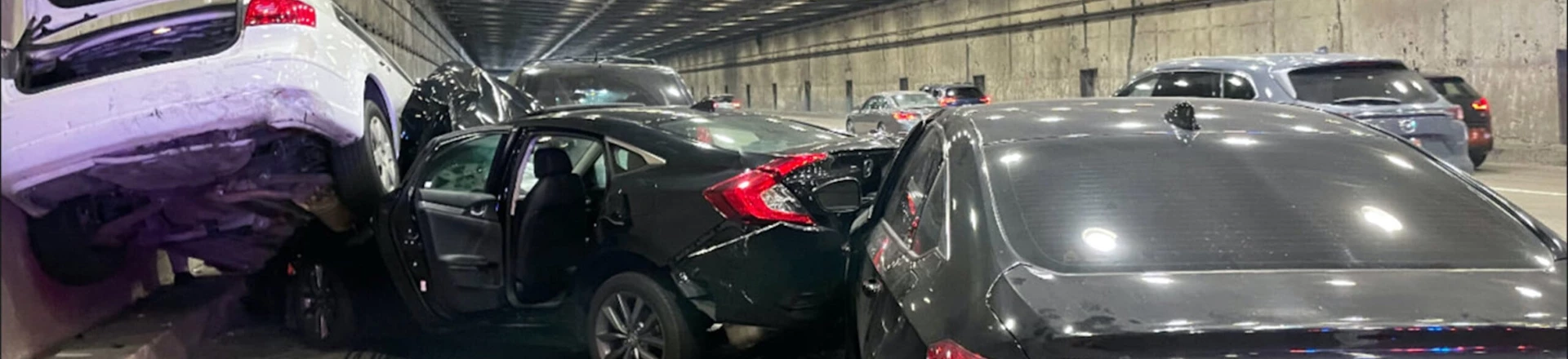 Um engavetamento de oito carros em 24 de novembro de 2022 na ponte San Francisco Bay, no estado americano da Califórnia. Um engavetamento de oito carros em 24 de novembro de 2022 na ponte San Francisco Bay, no estado americano da Califórnia.