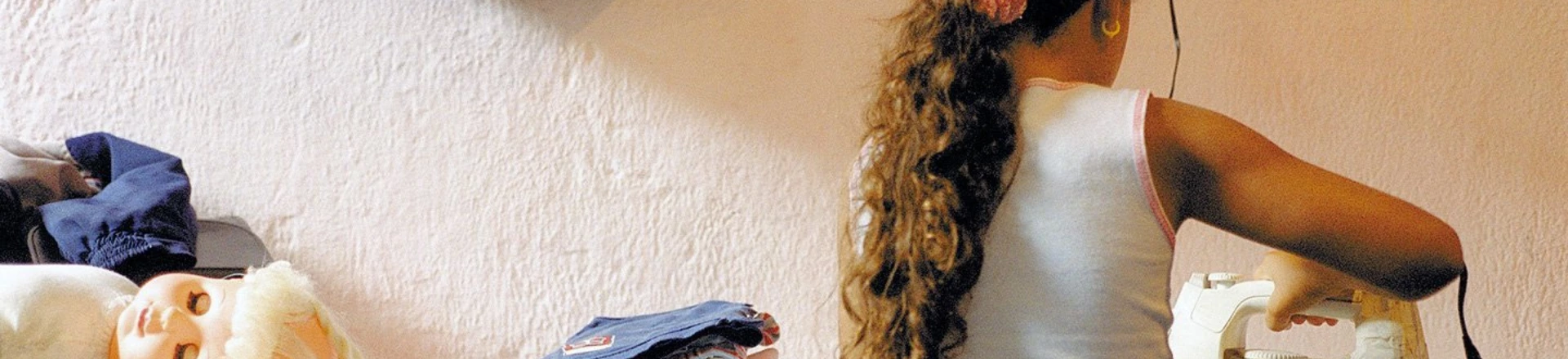 Trabalho infantil: a menina Michelle, 8, passa roupa na casa da avó em favela da zona sul de São Paulo. (São Paulo, SP, 09.04.2003. Foto: Tuca Vieira/Folhapress