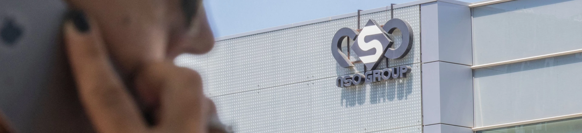 Uma mulher usa um iPhone em frente ao prédio da NSO Group em 28 de agosto de 2016, em Herzliya, Israel. Uma mulher usa um iPhone em frente ao prédio da NSO Group em 28 de agosto de 2016, em Herzliya, Israel.