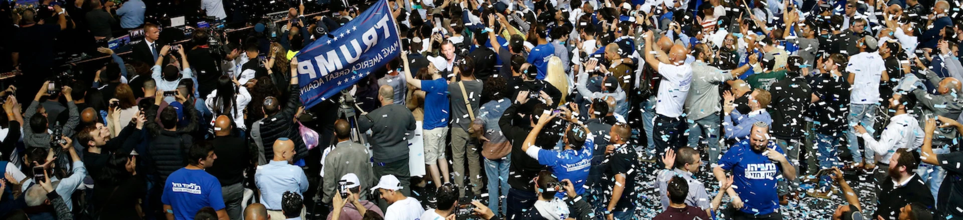 Simpatizantes do partido de extrema direita Likud, de Israel, celebraram quando o primeiro-ministro Benjamin Netanyahu declarou sua vitória na noite de terça-feira, em Tel Aviv. Simpatizantes do partido de extrema direita Likud, de Israel, celebraram quando o primeiro-ministro Benjamin Netanyahu declarou sua vitória na noite de terça-feira, em Tel Aviv.