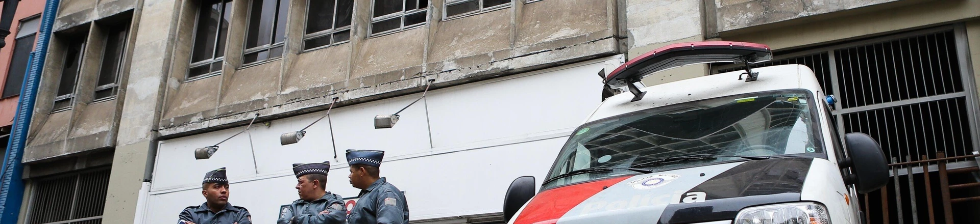 Policiais militares em frente ao prédio onde houve a reintegração de posse e que terminou em violentos protestos e confrontos com sem-teto, na avenida São João, centro de SP. Policiais militares em frente ao prédio onde houve a reintegração de posse e que terminou em violentos protestos e confrontos com sem-teto, na avenida São João, centro de SP.