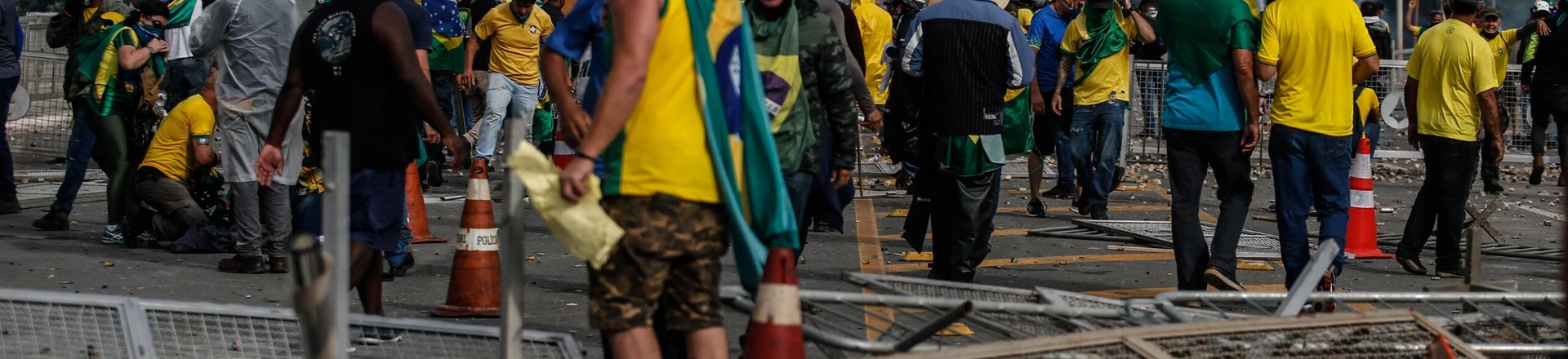 Vândalos golpistas invadem a praça dos Três Poderes e depredam os prédios.  Vândalos golpistas invadem a praça dos Três Poderes e depredam os prédios.