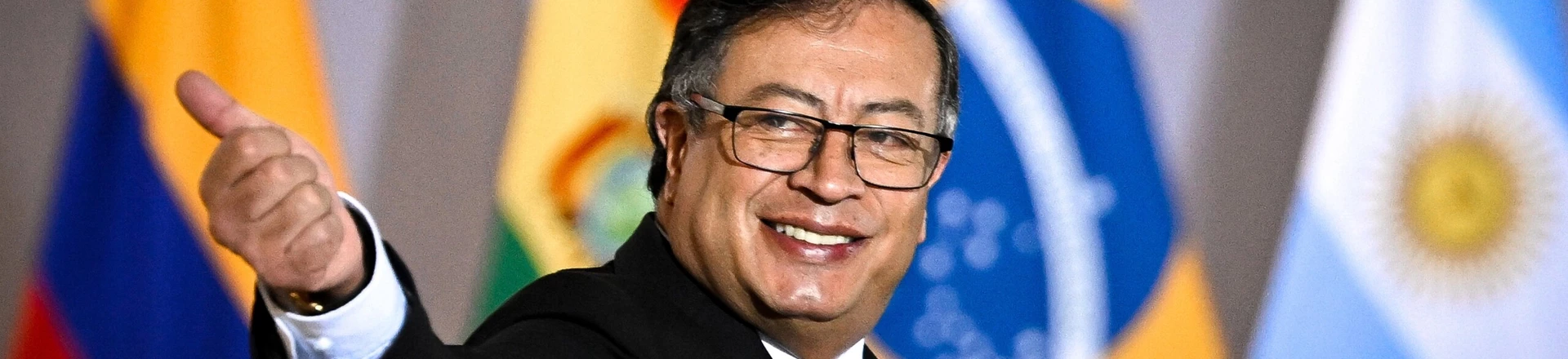 O presidente Gustavo Petro, da Colômbia, acena para jornalistas ao chegar no Itamaraty, em Brasília, em 30 de maio de 2023. O presidente Gustavo Petro, da Colômbia, acena para jornalistas ao chegar no Itamaraty, em Brasília, em 30 de maio de 2023.