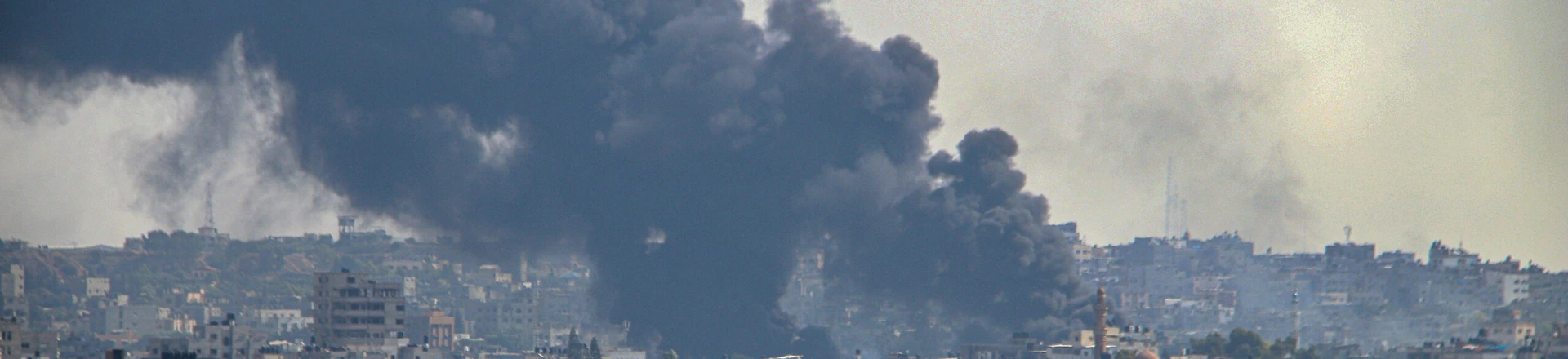 Fumaça e chamas aumentam depois que as forças israelenses atingem um arranha-céu na Cidade de Gaza. Fumaça e chamas aumentam depois que as forças israelenses atingem um arranha-céu na Cidade de Gaza.