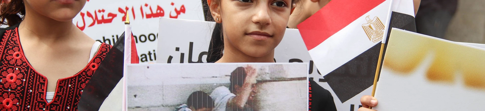 Crianças palestinas participam de protesto contra o cerco israelita à Faixa de Gaza, no Dia da Criança Árabe, em frente à sede do Programa das Nações Unidas para o Desenvolvimento (PNUD).