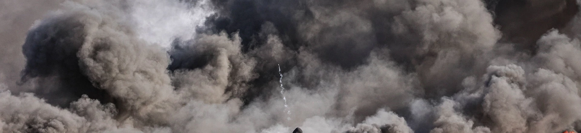 Manifestantes palestinos queimam pneus durante um protesto contra repetidos ataques nos pátios da Mesquita de Al-Aqsa, perto da cerca com Israel, a leste da Cidade de Gaza. Manifestantes palestinos queimam pneus durante um protesto contra repetidos ataques nos pátios da Mesquita de Al-Aqsa, perto da cerca com Israel, a leste da Cidade de Gaza.
