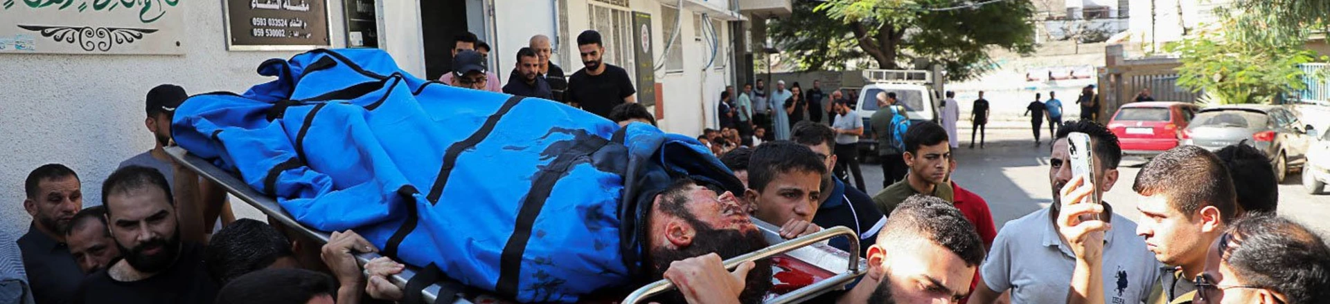 Palestinos transportam corpos dos mortos por soldados de Israel para o Complexo Médico Shifa, em Gaza.