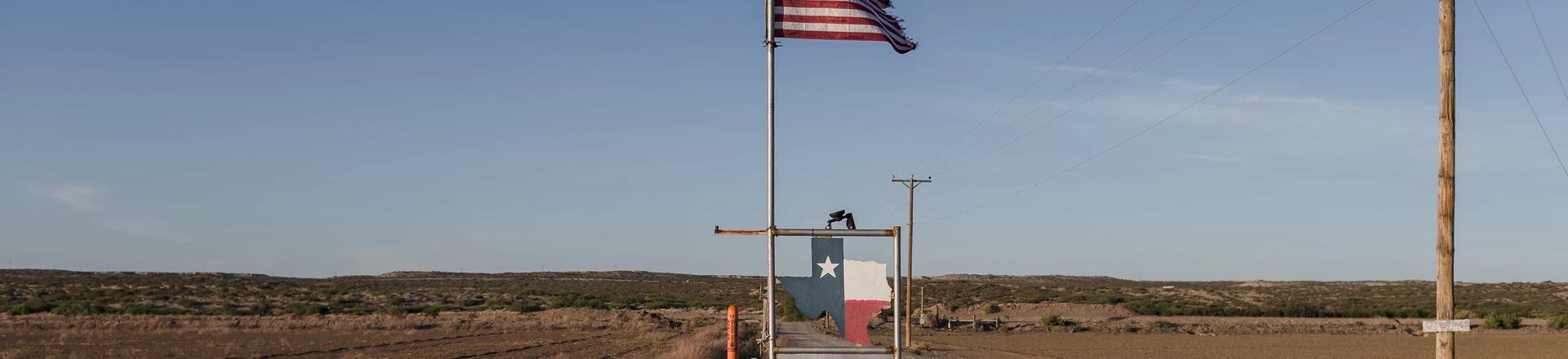 Bandeira em propriedade próxima ao muro que marca a fronteira entre os países Estados Unidos e México. Bandeira em propriedade próxima ao muro que marca a fronteira entre os países Estados Unidos e México.
