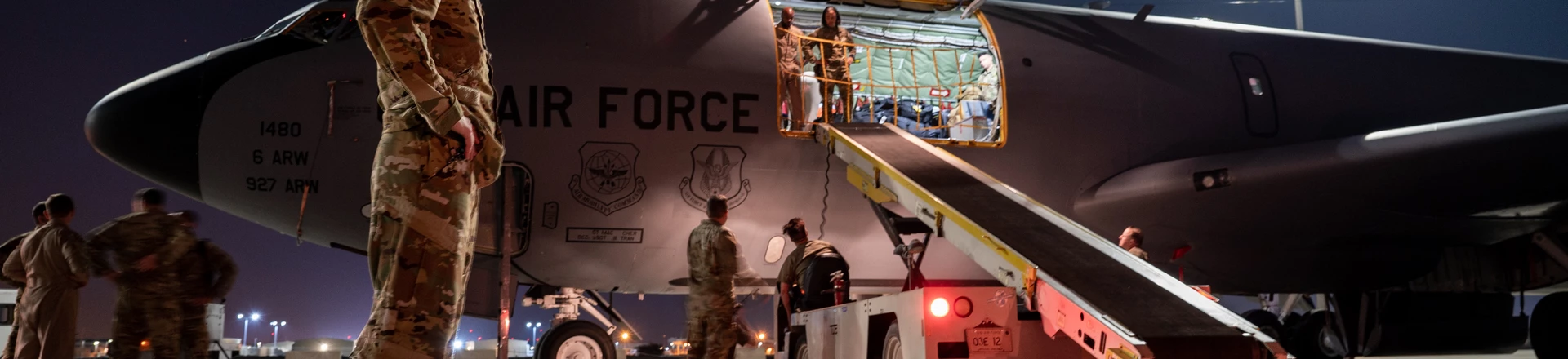 Força Aérea dos EUA descarrega uma aeronave KC-135 Stratotanker em local não divulgado, escolhido pelos militares como parte da "área de responsabilidade" do Comando Central americano.