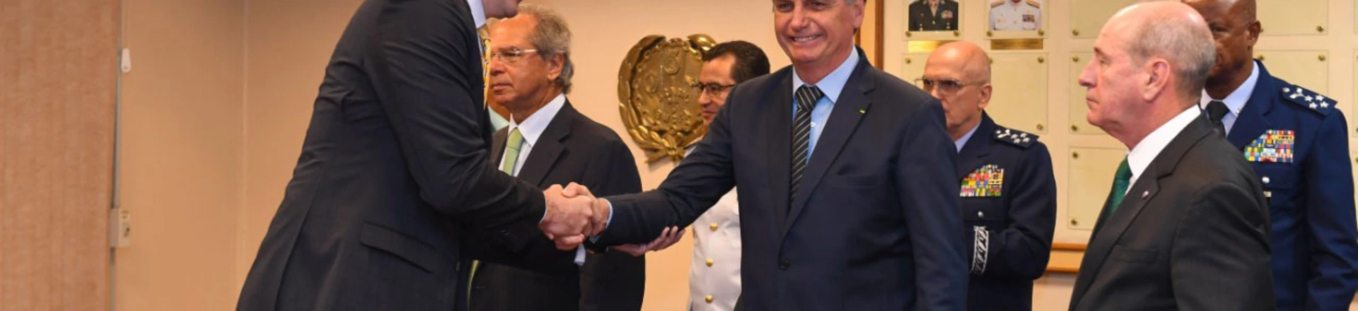 O conteúdo das reuniões do grupo de trabalho criado por Degaut com o Grupo Edge não se tornou público: o Ministério da Defesa decretou sigilo. O conteúdo das reuniões do grupo de trabalho criado por Degaut com o Grupo Edge não se tornou público: o Ministério da Defesa decretou sigilo.