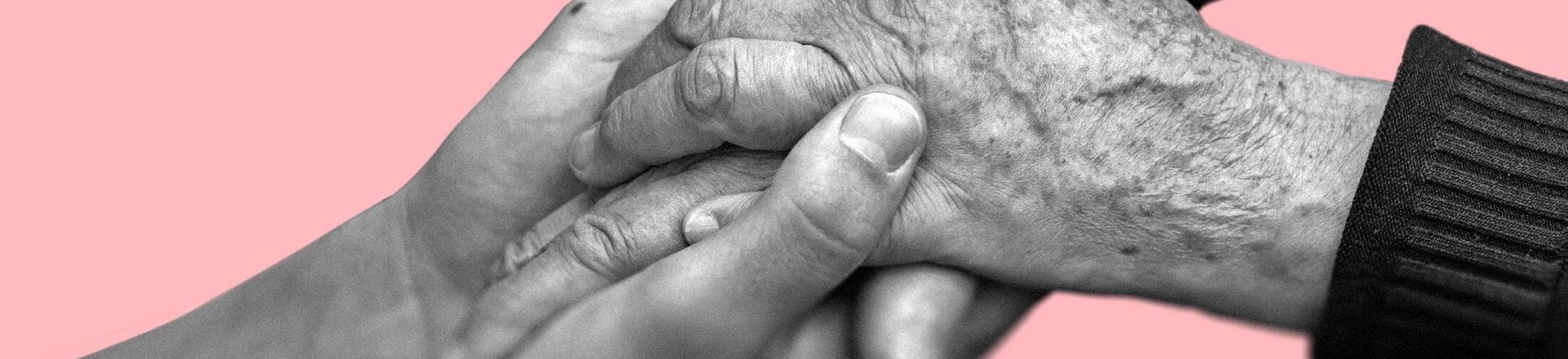 Mulheres seguram as mãos uma das outras em uma demonstração afetuosa de cuidado. Mulheres seguram as mãos uma das outras em uma demonstração afetuosa de cuidado.