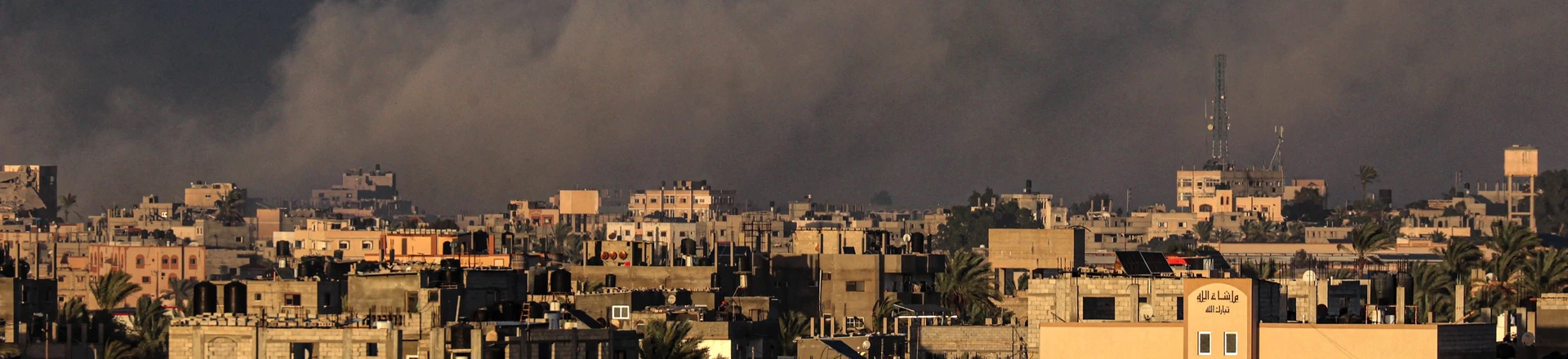Uma foto tirada de Rafah, Gaza, mostra fumaça sobre Khan Yunis na faixa do sul de Gaza durante o bombardeio israelense em 11 de janeiro de 2024.