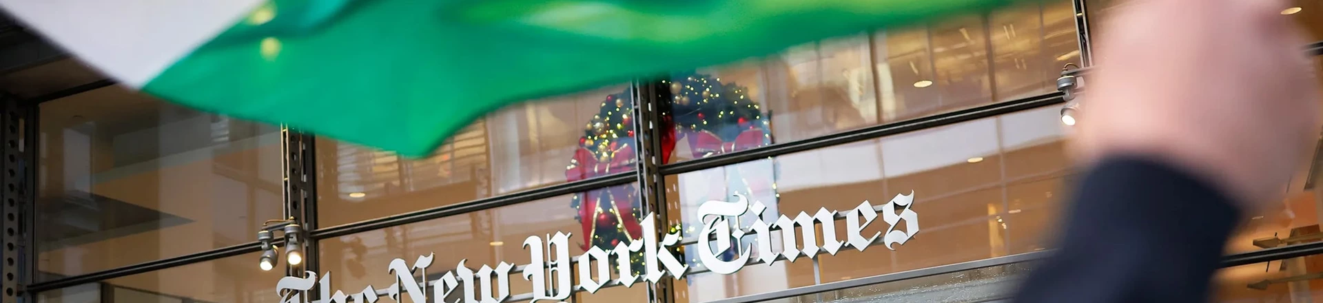 Ativistas pró-Palestina marcham em uma Greve Global por Gaza, realizada diante dos ataques de Israel, em frente à entrada do New York Times em dezembro. Ativistas pró-Palestina marcham em uma Greve Global por Gaza, realizada diante dos ataques de Israel, em frente à entrada do New York Times em dezembro.