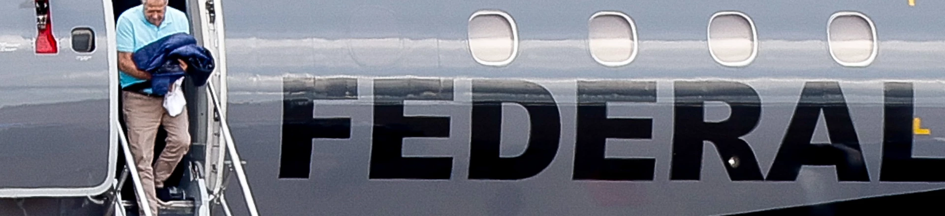 Chiquinho Brazão chega preso no avião da Polícia Federal, em Brasília.(Foto: Pedro Ladeira/folhapress) Chiquinho Brazão chega preso no avião da Polícia Federal, em Brasília.(Foto: Pedro Ladeira/folhapress)