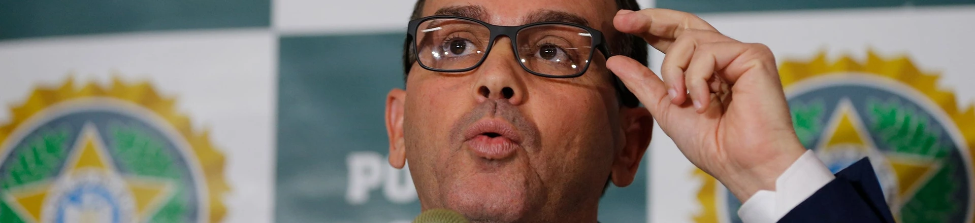 O chefe de Polícia, delegado Rivaldo Barbosa fala em entrevista sobre a denúncia do Ministério Público do Rio de Janeiro que pediu seu afastamento por irregularidades em licitações na contratação de empresas de informática. O chefe de Polícia, delegado Rivaldo Barbosa fala em entrevista sobre a denúncia do Ministério Público do Rio de Janeiro que pediu seu afastamento por irregularidades em licitações na contratação de empresas de informática.