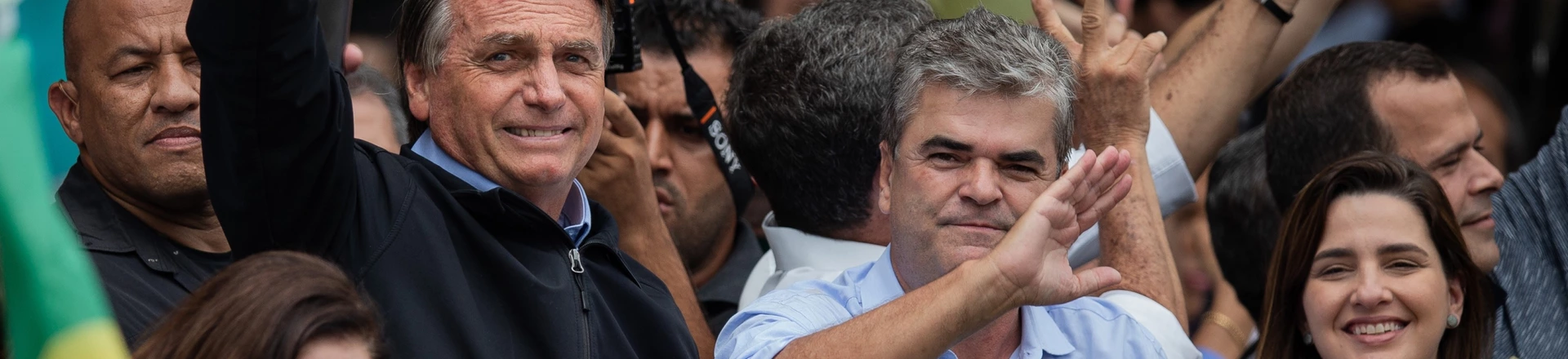 Jair Bolsonaro e o deputado Gutemberg Reis foram indiciados, juntos, pela PF pelo caso da fraude no cartão de vacinação. Jair Bolsonaro e o deputado Gutemberg Reis foram indiciados, juntos, pela PF pelo caso da fraude no cartão de vacinação.