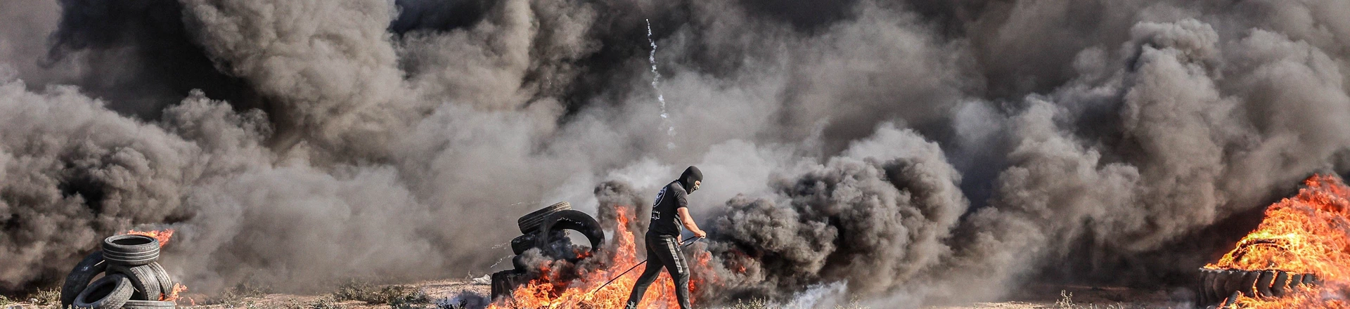 Manifestantes palestinos queimam pneus durante um protesto contra repetidos ataques nos pátios da Mesquita de Al-Aqsa, perto da cerca com Israel, a leste da Cidade de Gaza. (Foto: Hashem Zimmo/Thenews2/Folhapress, 22/09/2023)