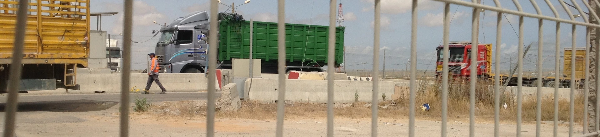 Caminhões palestinos buscam mercadoria em Israel, na fronteira com a faixa de Gaza. (Foto: Daniela Kresch/Folhapress) Caminhões palestinos buscam mercadoria em Israel, na fronteira com a faixa de Gaza. (Foto: Daniela Kresch/Folhapress)