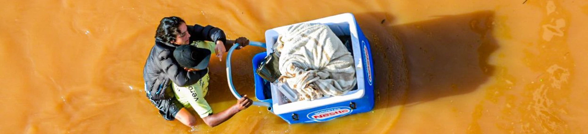 Imagem das ruas alagadas pelas enchentes no Rio Grande do Sul. Foto: Alass Derivas. Imagem das ruas alagadas pelas enchentes no Rio Grande do Sul. Foto: Alass Derivas.