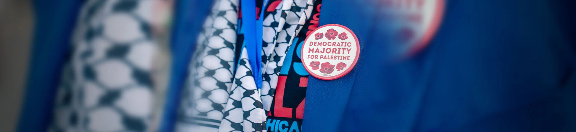 Manifestante usa broche com os dizeres "Maioria Democrata pela Palestina" na convenção do Partido Democrata dos EUA, em 22/08/2004, em Chicago. Manifestante usa broche com os dizeres "Maioria Democrata pela Palestina" na convenção do Partido Democrata dos EUA, em 22/08/2004, em Chicago.