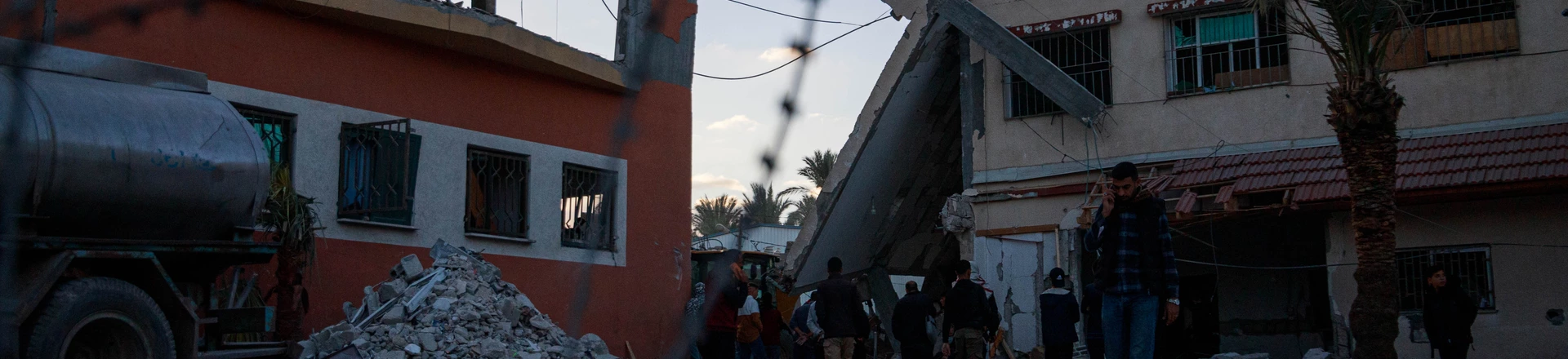 Foram 12 mortos e vários feridos com uma bomba israelense que atingiu um prédio no centro da Faixa de Gaza em 14 de dezembro. (Foto: Mohammed Skaik/Thenews2/Folhapress) Foram 12 mortos e vários feridos com uma bomba israelense que atingiu um prédio no centro da Faixa de Gaza em 14 de dezembro. (Foto: Mohammed Skaik/Thenews2/Folhapress)