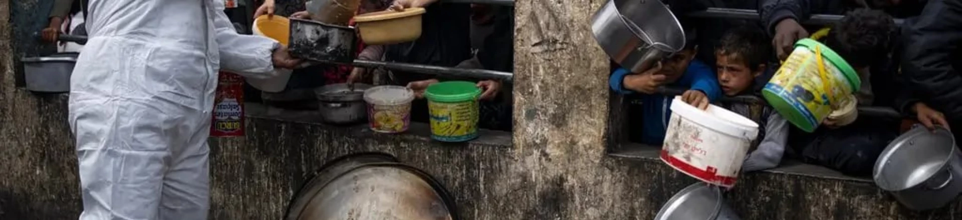 Pessoas em Gaza buscam alimentos. Pessoas em Gaza buscam alimentos.