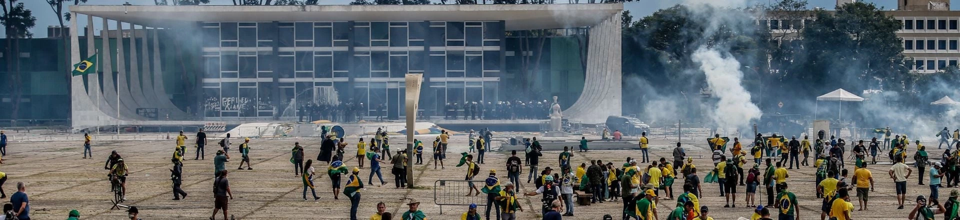 Golpistas invadem a praça dos Três Poderes, em Brasília, no dia 8 de janeiro de 2023. (Foto: Gabriela Biló/Folhapress) Golpistas invadem a praça dos Três Poderes, em Brasília, no dia 8 de janeiro de 2023. (Foto: Gabriela Biló/Folhapress)