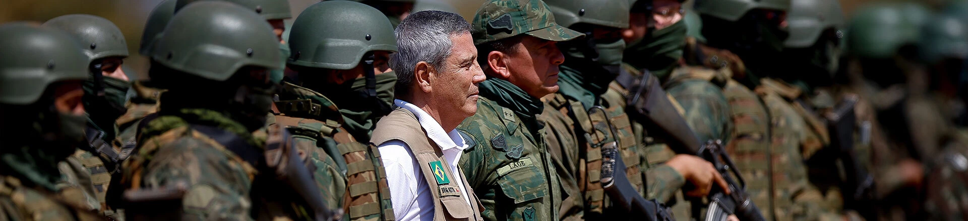 O denunciado pela PGR Braga Netto, ao centro, em treinamento com militares da Marinha em 2021. (Foto: Pedro Ladeira/Folhapress) O denunciado pela PGR Braga Netto, ao centro, em treinamento com militares da Marinha em 2021. (Foto: Pedro Ladeira/Folhapress)