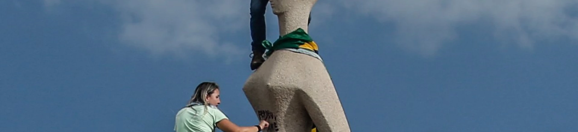 Manifestante picha a estátua da Justiça, na praça dos Três Poderes, no dia 8 de janeiro de 2023 (Foto: Gabriela Biló/Folhapress) Manifestante picha a estátua da Justiça, na praça dos Três Poderes, no dia 8 de janeiro de 2023 (Foto: Gabriela Biló/Folhapress)