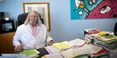 Didier Raoult, o virologista francês que tratou seis pacientes infectados pelo covid-19 com hidroxicloroquina e azitromicina. Didier Raoult, o virologista francês que tratou seis pacientes infectados pelo covid-19 com hidroxicloroquina e azitromicina.