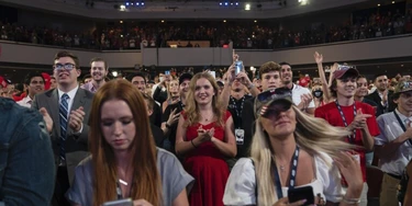 Jovens republicanos aplaudiram quando o presidente Donald Trump chegou para um comício na Igreja Dream City, em Phoenix, no Arizona, na terça-feira. Jovens republicanos aplaudiram quando o presidente Donald Trump chegou para um comício na Igreja Dream City, em Phoenix, no Arizona, na terça-feira.