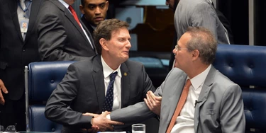 Brasília - O senador Marcelo Crivella e o presidente do Senado, Renan Calheiros, durante sessão plenária onde os senadores voltaram a discutir o PLS 131/2015, que muda a participação da Petrobras no pré-sal (Fabio Rodrigues Pozzebom/Agência Brasil) Brasília - O senador Marcelo Crivella e o presidente do Senado, Renan Calheiros, durante sessão plenária onde os senadores voltaram a discutir o PLS 131/2015, que muda a participação da Petrobras no pré-sal (Fabio Rodrigues Pozzebom/Agência Brasil)