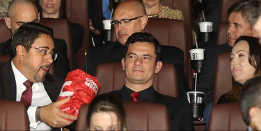 CURITIBA, PR, 28.08.2017: FILME-LANÇAMENTO - Os juízes federais Sérgio Moro e Marcelo Bretas acompanham sessão de gala do filme "Polícia Federal - A Lei é Para Todos", sobre a Operação Lava Jato, em Curitiba. (Foto: Theo Marques/Folhapress) CURITIBA, PR, 28.08.2017: FILME-LANÇAMENTO - Os juízes federais Sérgio Moro e Marcelo Bretas acompanham sessão de gala do filme "Polícia Federal - A Lei é Para Todos", sobre a Operação Lava Jato, em Curitiba. (Foto: Theo Marques/Folhapress)