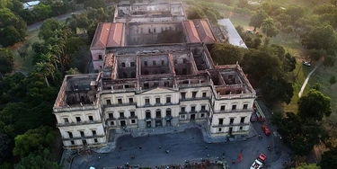 Foto feita com auxílio de um drone mostra a destruição no Museu Nacional causada pelo incêndio ocorrido dia 2.