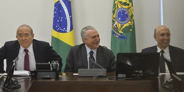 Os novos donos do trono no reino da hipocrisia Os novos donos do trono no reino da hipocrisia