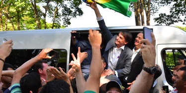 UBERABA, MG, 20.10.2017: BOLSONARO-MG - O deputado federal Jair Bolsonaro é recebido por simpatizantes na sede da ABCZ (Associação Brasileira dos Criadores de Gado Zebu), em Uberaba (MG), onde discursou para 700 pessoas. (Foto: Rúbio Marra/Futura Press/Folhapress) UBERABA, MG, 20.10.2017: BOLSONARO-MG - O deputado federal Jair Bolsonaro é recebido por simpatizantes na sede da ABCZ (Associação Brasileira dos Criadores de Gado Zebu), em Uberaba (MG), onde discursou para 700 pessoas. (Foto: Rúbio Marra/Futura Press/Folhapress)
