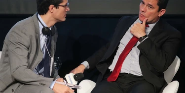 SÃO PAULO, SP, 24.10.2017: FÓRUM-SP - O juiz federal Sérgio Moro e o procurador federal e coordenador da Lava Jato no MPF, Deltan Dallagnol, no Fórum Mãos Limpas & Lava Jato, promovido pelo jornal Estado de São Paulo em São Paulo. (Foto: Jorge Araújo/Folhapress) SÃO PAULO, SP, 24.10.2017: FÓRUM-SP - O juiz federal Sérgio Moro e o procurador federal e coordenador da Lava Jato no MPF, Deltan Dallagnol, no Fórum Mãos Limpas & Lava Jato, promovido pelo jornal Estado de São Paulo em São Paulo. (Foto: Jorge Araújo/Folhapress)