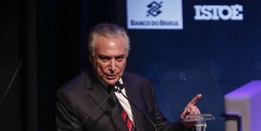 SÃO PAULO, SP, BRASIL, 05.12.2017: EVENTO-SP -  O presidente Michel Temer   - Cerimônia das premiações ''Os Brasileiros do Ano 2017'' e ''Os Empreendedores do Ano 2017'', das revistas IstoÉ e IstoÉ Dinheiro, realizado no Tom Brasil, na zona sul de São Paulo, na noite desta terça-feira (5).  (Foto: Suamy Beydoun/AGIF/Folhapress) SÃO PAULO, SP, BRASIL, 05.12.2017: EVENTO-SP -  O presidente Michel Temer   - Cerimônia das premiações ''Os Brasileiros do Ano 2017'' e ''Os Empreendedores do Ano 2017'', das revistas IstoÉ e IstoÉ Dinheiro, realizado no Tom Brasil, na zona sul de São Paulo, na noite desta terça-feira (5).  (Foto: Suamy Beydoun/AGIF/Folhapress)