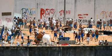 Policiais do Batalhão de Choque invadem a Penitenciária Estadual de Alcaçuz, no Rio Grande do Norte Policiais do Batalhão de Choque invadem a Penitenciária Estadual de Alcaçuz, no Rio Grande do Norte