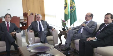 Brasília - O Presidente Michel Temer  recebe, no Palácio do Planalto, o ministro Gilmar Mendes, presidente do TSE, Eunício Oliveira, presidente do Senado Federal, e Rodrigo Maia, presidente da Câmara dos Deputados (Antonio Cruz/Agência Brasil) Brasília - O Presidente Michel Temer  recebe, no Palácio do Planalto, o ministro Gilmar Mendes, presidente do TSE, Eunício Oliveira, presidente do Senado Federal, e Rodrigo Maia, presidente da Câmara dos Deputados (Antonio Cruz/Agência Brasil)
