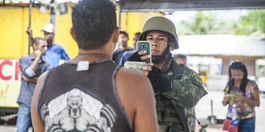 RIO DE JANEIRO - RJ - 23.02.2018 - Militares registram dados de moradores da Vila Kennedy, zona oeste do Rio. (Foto: Danilo Verpa/Folhapress) RIO DE JANEIRO - RJ - 23.02.2018 - Militares registram dados de moradores da Vila Kennedy, zona oeste do Rio. (Foto: Danilo Verpa/Folhapress)
