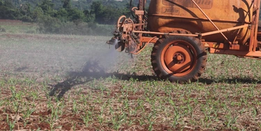 CAMPO MOURÃO, PR - 17.03.2018: AGRICULTORES PULVERIZAM LAVOURAS NO PR - Produtores rurais de Campo Mourão, na Região Centro-Oeste do Paraná, iniciaram as aplicações de agrotóxicos nas plantações de milho safrinha para combater pragas que atacam as lavouras. Na foto, agricultor faz aplicação de agrotóxico para combater pragas na lavoura de milho safrinha em propriedade rural, em Campo Mourão. (Foto: Dirceu Portugal /Fotoarena/Folhapress) ORG XMIT: 1500226