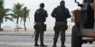 RIO DE JANEIRO, RJ, 02.04.2018: SEGURANÇA-RIO - Exército patrulha a orla da praia de Copacabana, no Rio de Janeiro, nesta segunda-feira. (Foto: Erbs Jr./Agif/Folhapress) RIO DE JANEIRO, RJ, 02.04.2018: SEGURANÇA-RIO - Exército patrulha a orla da praia de Copacabana, no Rio de Janeiro, nesta segunda-feira. (Foto: Erbs Jr./Agif/Folhapress)