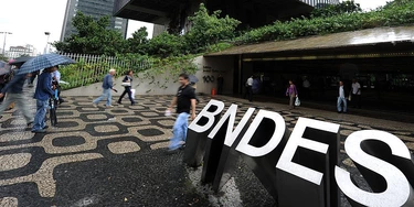 The main entrance to the state-owned Brazilian Development Bank (BNDES) in Rio de Janeiro, Brazil, on July 4, 2011. The BNDES will support the fusion of Carrefour and CBD-Pao de Acucar in Brazil only if all sides involved, included Casino, agree to do it in a "friendly" and "without litigation" way. French supermarket giants Carrefour and Casino traded further blows Monday over their operations in Brazil, a key market where both are claiming a tie-up with the same company. AFP PHOTO/VANDERLEI ALMEIDA (Photo credit should read VANDERLEI ALMEIDA/AFP/Getty Images)