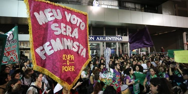 SÃO PAULO, SP, 08.08.2018: PROTESTO-ABORTO-SP - Mulheres de diversos movimentos sociais participam de um protesto à favor da legalização do aborto na frente do consulado da Argentina, na avenida Paulista, região central de São Paulo, nesta quarta-feira, 08. O grupo luta pela legalização do aborto e o controle da escolha de decidir sobre o destino do próprio corpo. (Foto: Fábio Vieira/FotoRua/Folhapress) SÃO PAULO, SP, 08.08.2018: PROTESTO-ABORTO-SP - Mulheres de diversos movimentos sociais participam de um protesto à favor da legalização do aborto na frente do consulado da Argentina, na avenida Paulista, região central de São Paulo, nesta quarta-feira, 08. O grupo luta pela legalização do aborto e o controle da escolha de decidir sobre o destino do próprio corpo. (Foto: Fábio Vieira/FotoRua/Folhapress)