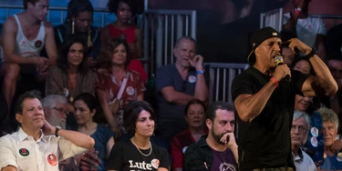 Durante o último comício de Haddad no Rio de Janeiro, Mano Brown subiu no palco a contragosto, disse não gostar do clima de festa e acabou vaiado. Um sinal claro de que quem estava ali ou não conhecia, ou havia se esquecido de tudo que ele cantou nas últimas décadas.  Durante o último comício de Haddad no Rio de Janeiro, Mano Brown subiu no palco a contragosto, disse não gostar do clima de festa e acabou vaiado. Um sinal claro de que quem estava ali ou não conhecia, ou havia se esquecido de tudo que ele cantou nas últimas décadas.