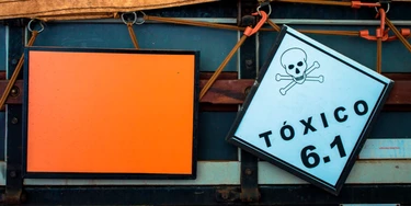 Placas na traseira de caminhão indicam transporte de produtos químicos (laranja) e de produto tóxico, em carga de defensivos agrícolas (agrotóxico), em Orlândia, SP.