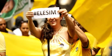 Manifesto em apoio ao presidenciável Jair Bolsonaro, é realizado um dia depois do grande ato intitulado "#EleNão", organizado por mulheres de várias cidades brasileiras que não apoiam o referido candidato, levando também milhares de pessoas às ruas. Segundo o a Polícia Militar, que acompanha a intensa movimentação, a expectativa é que 15 mil pessoas participem do manifesto - (Foto: Raimundo Paccó/FramePhoto/Folhapress)