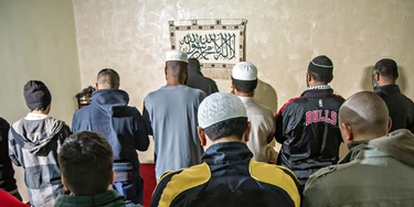 Muçulmanos rezam na inauguração da Mesquita Summayah Bint Khayyat, em Embu das Artes, em julho de 2016. Muçulmanos rezam na inauguração da Mesquita Summayah Bint Khayyat, em Embu das Artes, em julho de 2016.